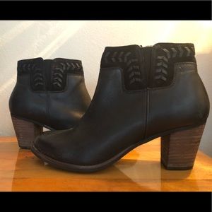 Last chance: Olukai black ankle booties
